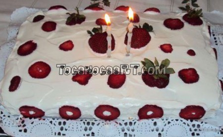 Cobertura com natas e creme de morango, recheio de morango.